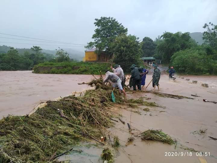 Hai vợ chồng đi xe máy bị nước cuốn, người vợ 26 tuổi mất tích-1