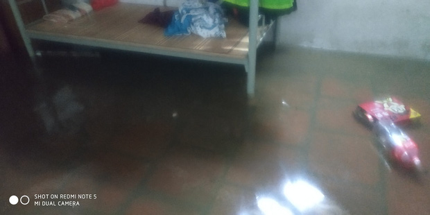 Sinh viên Đà Nẵng khóc ròng nhìn phòng trọ ngập tận mép giường, cả đêm thức trắng tát nước ra ngoài-5