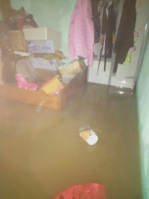 Sinh viên Đà Nẵng khóc ròng nhìn phòng trọ ngập tận mép giường, cả đêm thức trắng tát nước ra ngoài-4