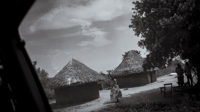 Túp lều của những đứa trẻ sống không bằng chết: Nơi các em bị bố mẹ và xã hội ruồng bỏ, thậm chí còn bị nguyền rủa chết sớm-10