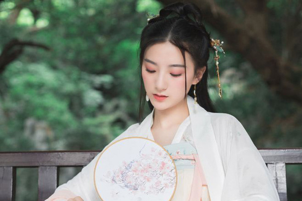 Diện váy trắng lồng lộn dự hôn lễ con trai, mẹ chú rể nhận về cơn mưa gạch đá vì khiến dân tình hoang mang không biết đâu là cô dâu-3