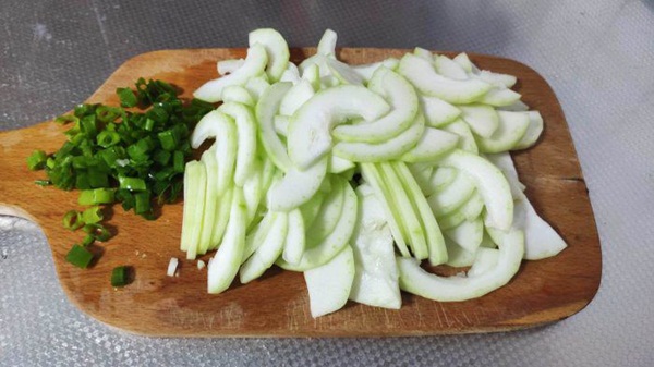 Lần đầu xào trứng với thứ này, cả nhà đánh bay cả đĩa, cứ tiếc vì không nấu nhiều-1