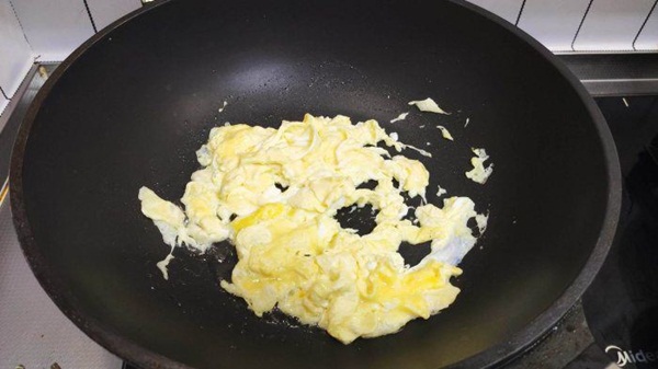 Lần đầu xào trứng với thứ này, cả nhà đánh bay cả đĩa, cứ tiếc vì không nấu nhiều-3