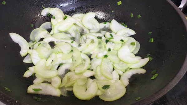 Lần đầu xào trứng với thứ này, cả nhà đánh bay cả đĩa, cứ tiếc vì không nấu nhiều-4