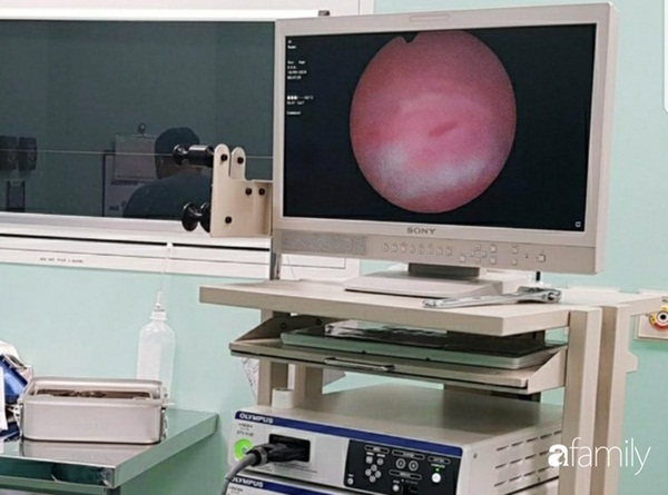 Vệ sinh vùng kín cho con gái 5 tuổi, mẹ tá hỏa khi phát hiện có dị vật màu đen thò ra từ trong âm đạo-2