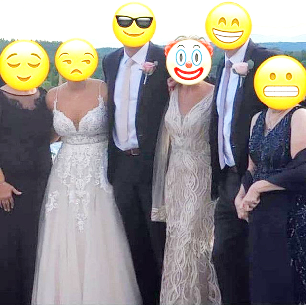 Diện váy trắng lồng lộn dự hôn lễ con trai, mẹ chú rể nhận về cơn mưa gạch đá vì khiến dân tình hoang mang không biết đâu là cô dâu-1