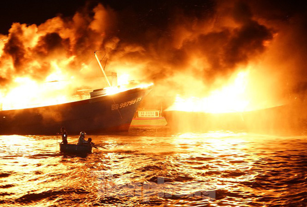 Hỏa hoạn bao trùm 3 tàu, xuồng ở Cam Ranh, thiệt hại ban đầu 14 tỷ đồng-1