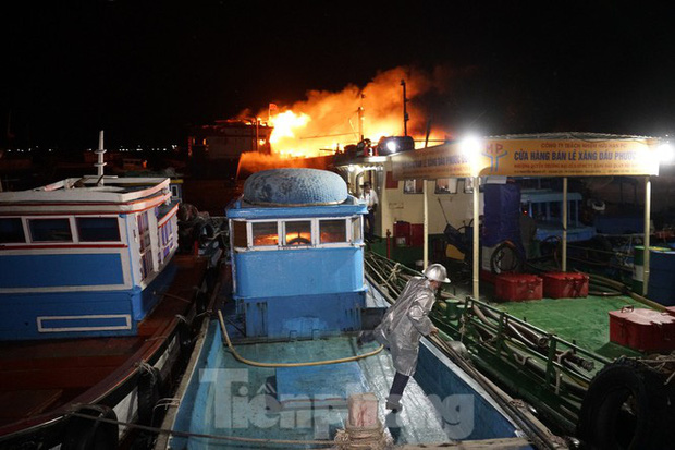 Hỏa hoạn bao trùm 3 tàu, xuồng ở Cam Ranh, thiệt hại ban đầu 14 tỷ đồng-2