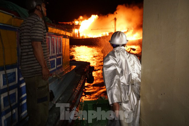 Hỏa hoạn bao trùm 3 tàu, xuồng ở Cam Ranh, thiệt hại ban đầu 14 tỷ đồng-4