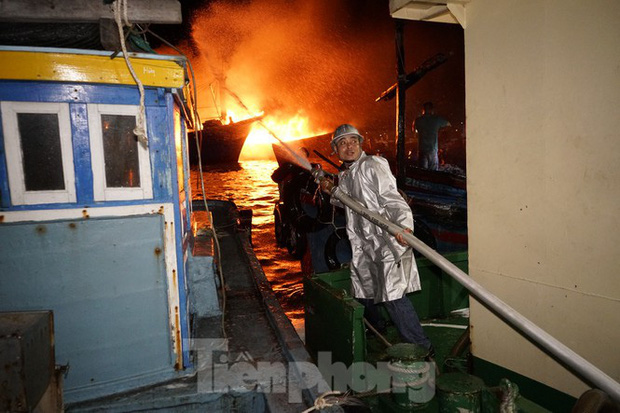 Hỏa hoạn bao trùm 3 tàu, xuồng ở Cam Ranh, thiệt hại ban đầu 14 tỷ đồng-6