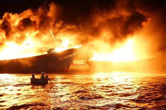Hỏa hoạn bao trùm 3 tàu, xuồng ở Cam Ranh, thiệt hại ban đầu 14 tỷ đồng