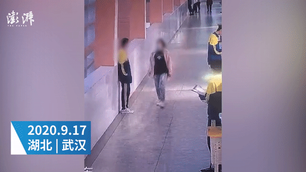 Bị cô giáo mắng vốn, mẹ tức giận tát và bóp cổ con trai trước mặt bạn học, 3 phút sau con nhảy lầu dẫn đến tử vong-1