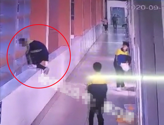 Bị cô giáo mắng vốn, mẹ tức giận tát và bóp cổ con trai trước mặt bạn học, 3 phút sau con nhảy lầu dẫn đến tử vong-2