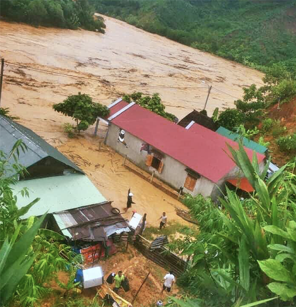 Cận cảnh lũ hiếm thấy ở miền núi Quảng Nam, cán bộ y tế bơi qua dòng nước cứu người-1