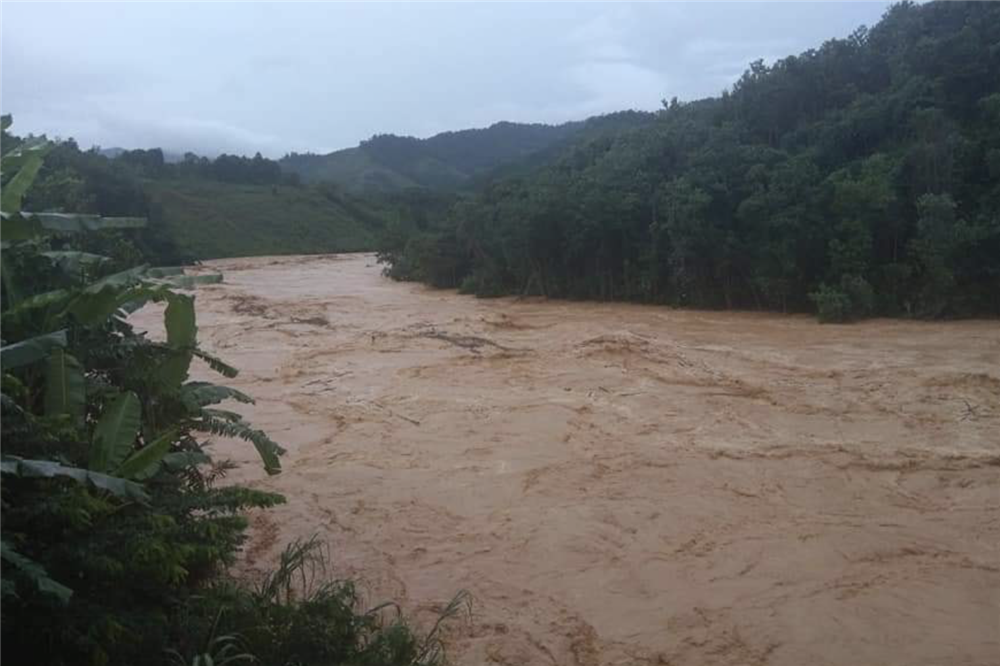 Cận cảnh lũ hiếm thấy ở miền núi Quảng Nam, cán bộ y tế bơi qua dòng nước cứu người-2
