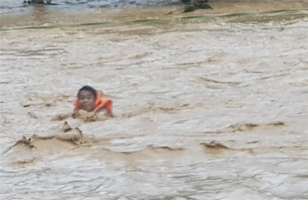 Cận cảnh lũ hiếm thấy ở miền núi Quảng Nam, cán bộ y tế bơi qua dòng nước cứu người-3