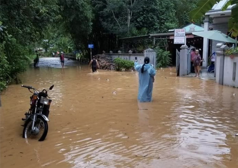 Cận cảnh lũ hiếm thấy ở miền núi Quảng Nam, cán bộ y tế bơi qua dòng nước cứu người-4