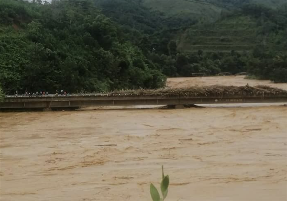 Cận cảnh lũ hiếm thấy ở miền núi Quảng Nam, cán bộ y tế bơi qua dòng nước cứu người-5