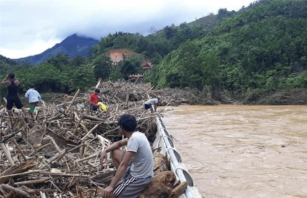 Cận cảnh lũ hiếm thấy ở miền núi Quảng Nam, cán bộ y tế bơi qua dòng nước cứu người-6