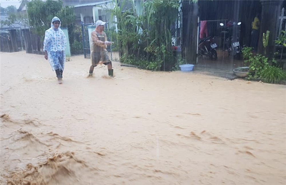 Cận cảnh lũ hiếm thấy ở miền núi Quảng Nam, cán bộ y tế bơi qua dòng nước cứu người-7