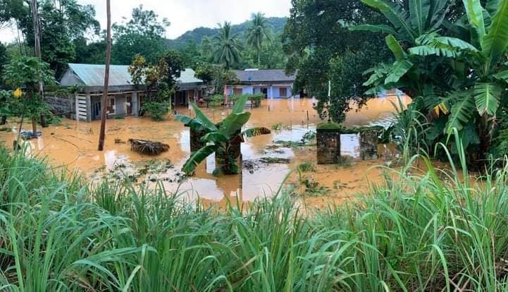 Cận cảnh lũ hiếm thấy ở miền núi Quảng Nam, cán bộ y tế bơi qua dòng nước cứu người-9