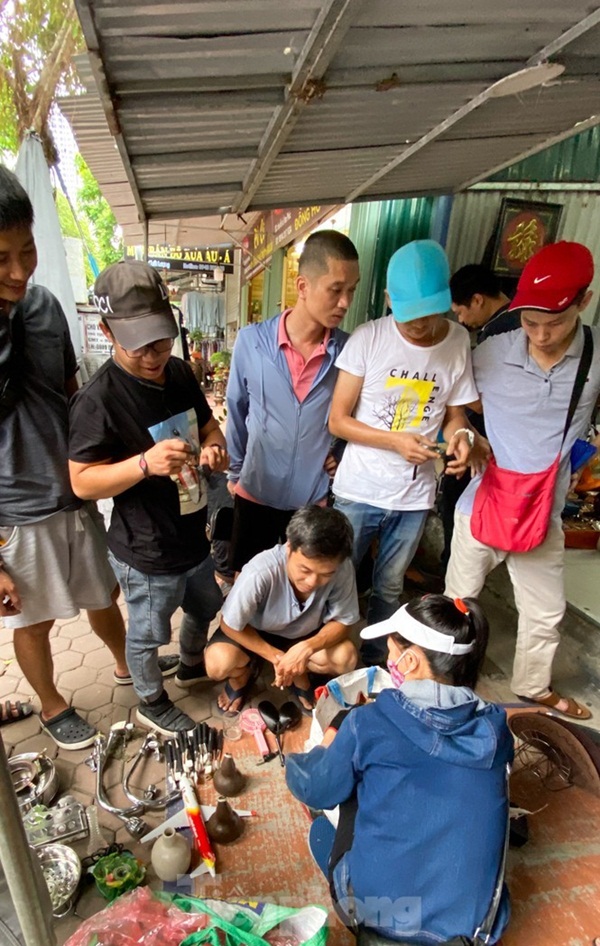 Lạ lùng chợ phiên đồ cũ của những người ưa hoài niệm-6