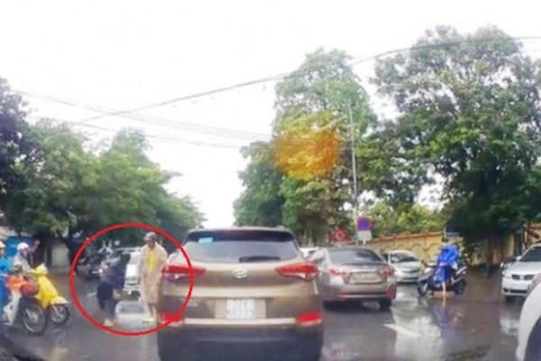 Cô gái tặng đôi dép tổ ong cho chiến sĩ CSGT chân trần phân làn giữa trời mưa bão-1