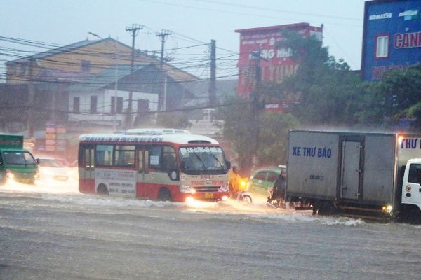 Cô gái tặng đôi dép tổ ong cho chiến sĩ CSGT chân trần phân làn giữa trời mưa bão-4