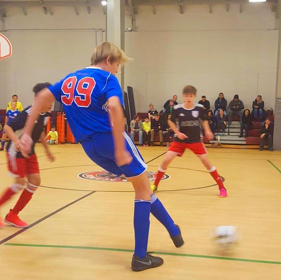 Ngoài diện mạo lạnh lùng khí chất, Hoàng tử Nhà Trắng Barron Trump còn gây sốt khi chơi thể thao, nổi bật hơn tất thảy-10