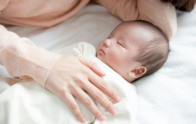 Trẻ có cần gối để ngủ không? Mẹ cho con dùng gối theo cách này bảo sao bé vừa bẹt đầu, vừa tổn thương cột sống-1