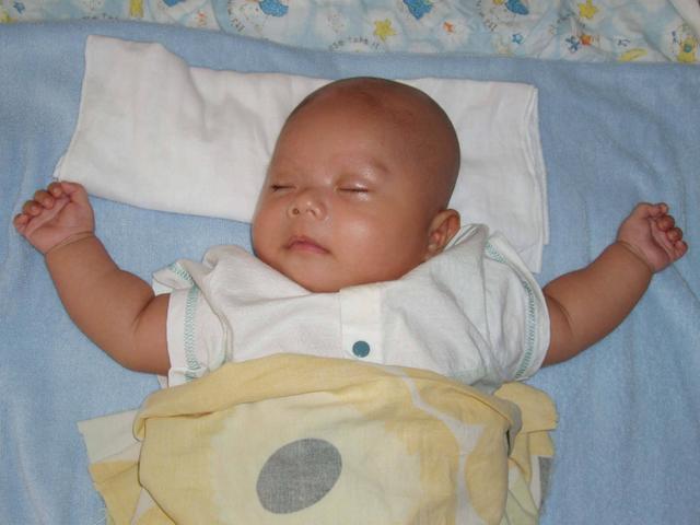 Trẻ có cần gối để ngủ không? Mẹ cho con dùng gối theo cách này bảo sao bé vừa bẹt đầu, vừa tổn thương cột sống-3