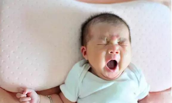 Trẻ có cần gối để ngủ không? Mẹ cho con dùng gối theo cách này bảo sao bé vừa bẹt đầu, vừa tổn thương cột sống-4