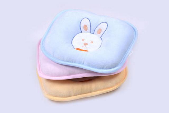 Trẻ có cần gối để ngủ không? Mẹ cho con dùng gối theo cách này bảo sao bé vừa bẹt đầu, vừa tổn thương cột sống-5