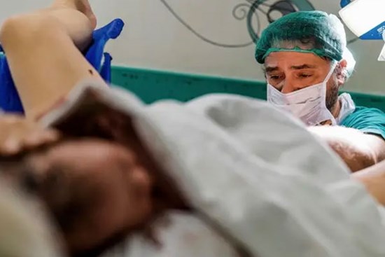 Vào phòng sinh cùng vợ được chứng kiến cảnh khâu tầng sinh môn khiến chồng sợ tái mặt, ám ảnh cả năm không dám nói chuyện gối chăn