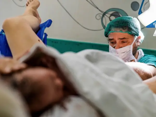 Vào phòng sinh cùng vợ được chứng kiến cảnh khâu tầng sinh môn khiến chồng sợ tái mặt, ám ảnh cả năm không dám nói chuyện gối chăn-2