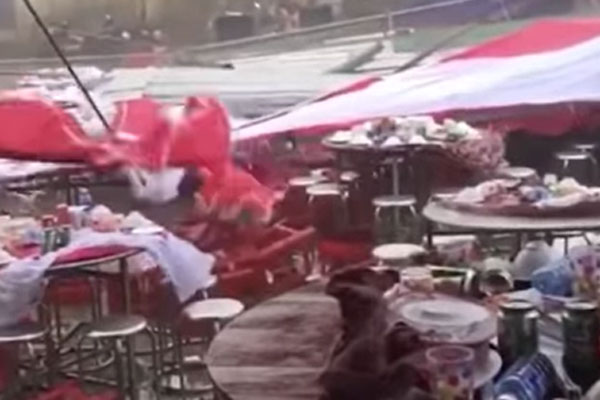 Gió mạnh thổi bay nhà di động ở Trung Quốc-1