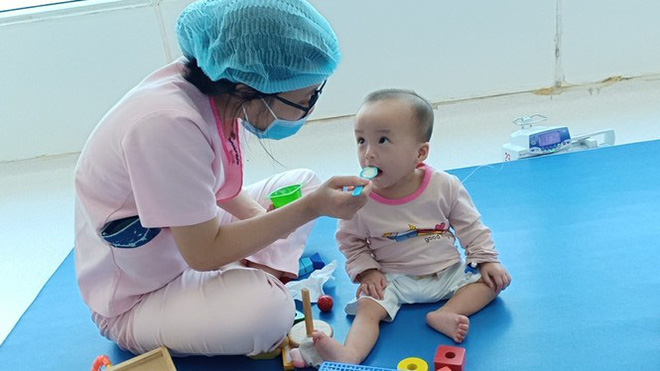 Trúc Nhi - Diệu Nhi hồn nhiên chơi đồ hàng sau 2 tháng phẫu thuật tách dính, nụ cười rạng rỡ và đáng yêu-2