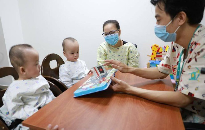 Trúc Nhi - Diệu Nhi hồn nhiên chơi đồ hàng sau 2 tháng phẫu thuật tách dính, nụ cười rạng rỡ và đáng yêu-6