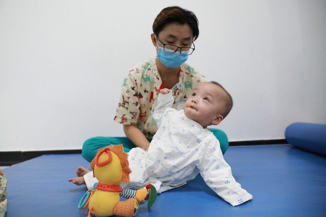 Trúc Nhi - Diệu Nhi hồn nhiên chơi đồ hàng sau 2 tháng phẫu thuật tách dính, nụ cười rạng rỡ và đáng yêu-8