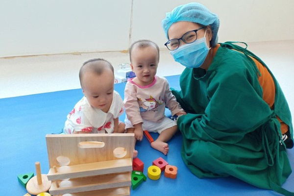 Bố mẹ Trúc Nhi - Diệu Nhi xúc động đón Trung thu đầu tiên với 2 con, tuần sau 2 bé xuất viện về nhà-21