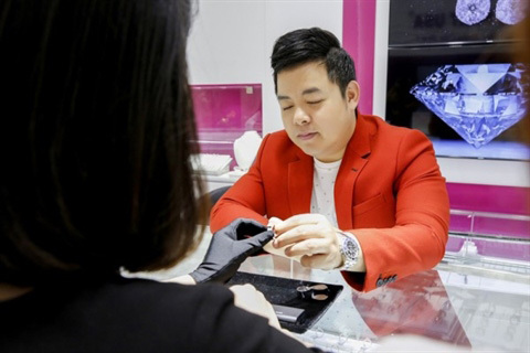 41 tuổi, Quang Lê giàu có, nổi tiếng, đời tư ồn ào nhưng vẫn lẻ bóng-6