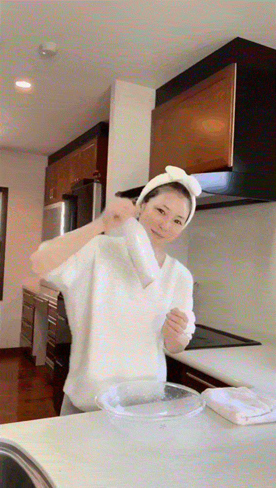 Rửa mặt theo cách của phụ nữ Nhật, Thiều Bảo Trang khoe thành quả da căng mịn, trắng như phát sáng ở tuổi 29-11