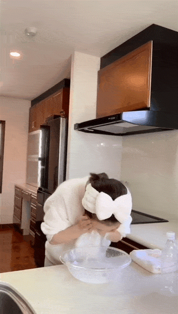 Rửa mặt theo cách của phụ nữ Nhật, Thiều Bảo Trang khoe thành quả da căng mịn, trắng như phát sáng ở tuổi 29-12