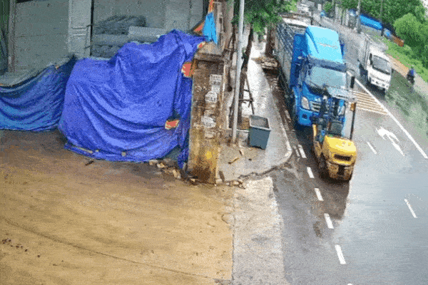 CLIP: Cú drift khó tin của xe tải trên đường trơn và pha