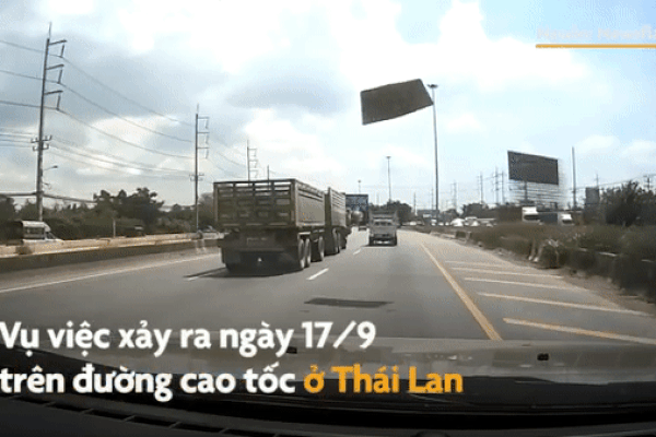 Tấm kim loại rơi từ xe tải văng vỡ kính ôtô