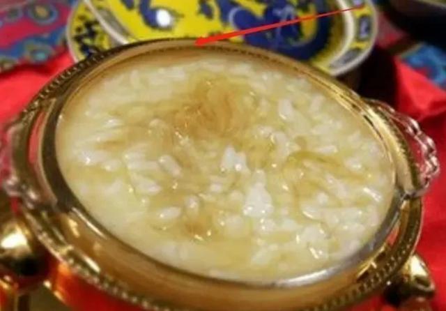 Cho con gái ăn cháo vi cá mập trong bát bằng vàng, Lâm Tâm Như bị chỉ trích khoe của vô lý-3