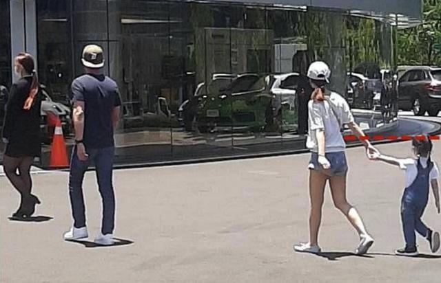 Cho con gái ăn cháo vi cá mập trong bát bằng vàng, Lâm Tâm Như bị chỉ trích khoe của vô lý-4