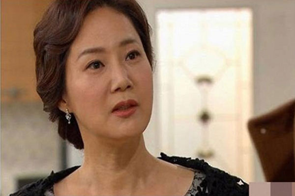 Mẹ chồng từ quê lên thăm, cả tuần bà mắng con dâu không ngừng nhưng đến lúc về bà lại nhét cho một thứ khiến tôi đỏ hoe mắt-1