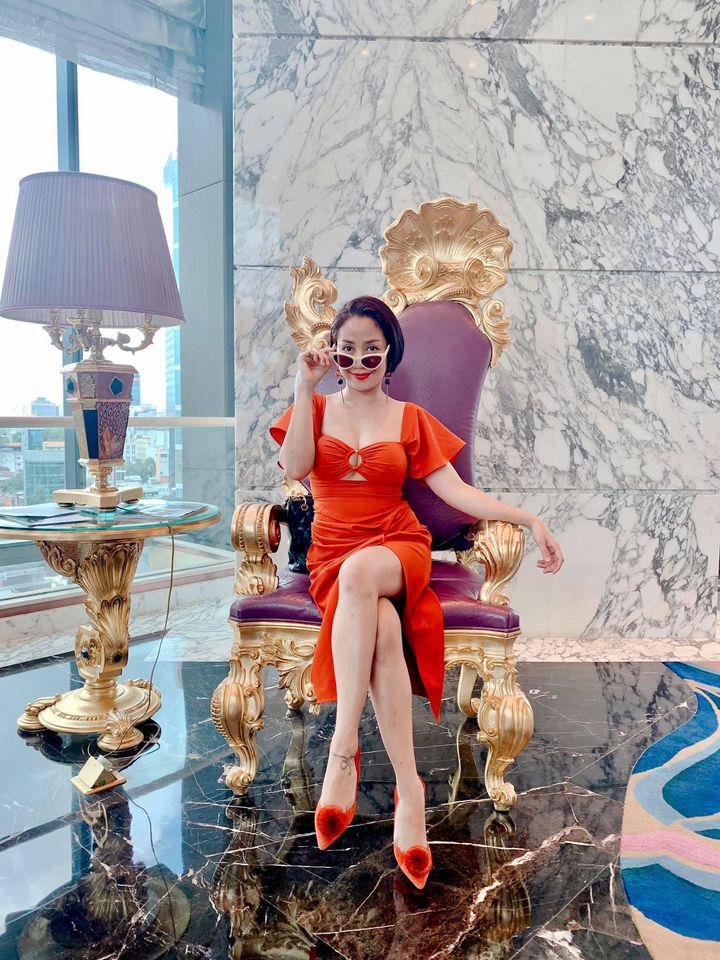 Ốc Thanh Vân ở nhà chăm con mặc bình dân, đổi style theo hội nữ tổng tài liền lên đời-5