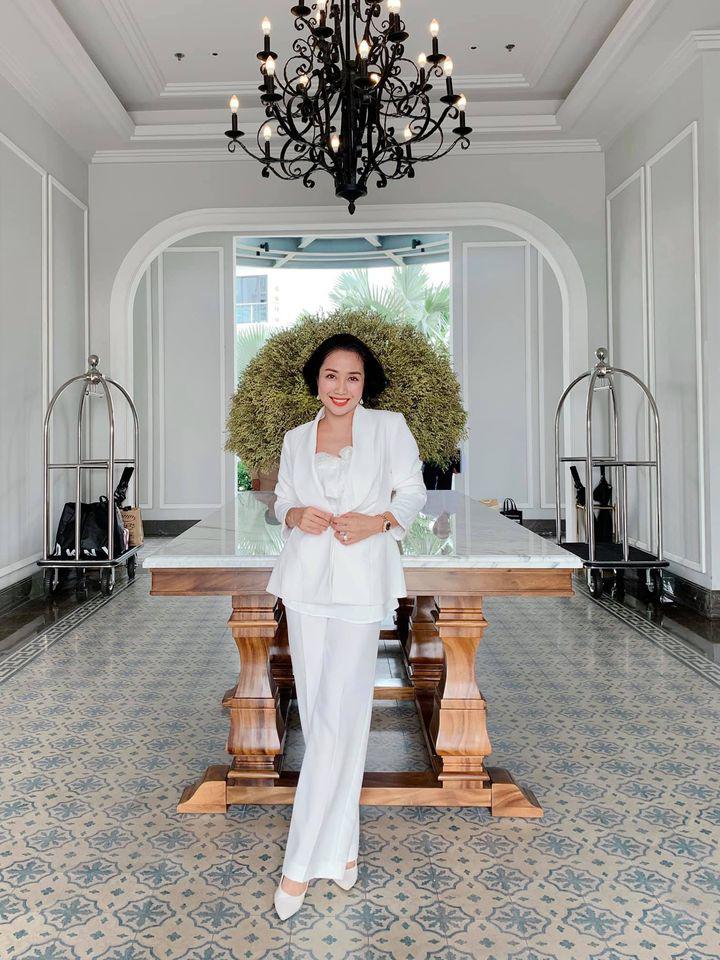 Ốc Thanh Vân ở nhà chăm con mặc bình dân, đổi style theo hội nữ tổng tài liền lên đời-8